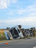 Ciężarówka przewróciła się na obwodnicy Kędzierzyna-Koźla. Trwa usuwanie skutków zdarzenia