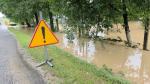 W Kałkowie znów zalało drogę. Powrócił problem sprzed dziesięciu miesięcy (WIDEO)