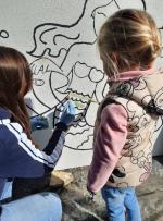 Wspólne malowanie połączyło dzieci, rodziców i artystów
