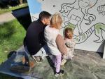 Wspólne malowanie połączyło dzieci, rodziców i artystów