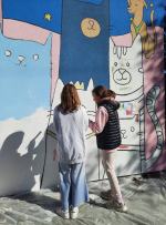 Wspólne malowanie połączyło dzieci, rodziców i artystów