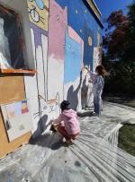 Wspólne malowanie połączyło dzieci, rodziców i artystów