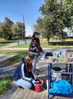 Wspólne malowanie połączyło dzieci, rodziców i artystów