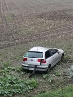 Strzelce Opolskie:18-latek dachował seatem po wypadnięciu z drogi