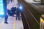 Upadł tuż przy torach. Nagranie z peronu SKM pokazuje obojętność ludzi