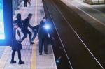 Upadł tuż przy torach. Nagranie z peronu SKM pokazuje obojętność ludzi