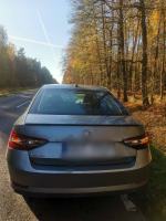 Kolizja dwóch aut za Zawadzkiem. Jedno z nich wylądowało w rowie