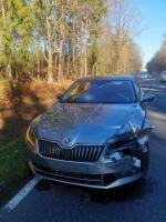 Kolizja dwóch aut za Zawadzkiem. Jedno z nich wylądowało w rowie