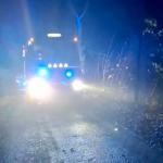 Pożar samochodu i osoba z raną kłutą. Służby interweniowały na miejscu zdarzenia