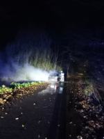 Pożar samochodu i osoba z raną kłutą. Służby interweniowały na miejscu zdarzenia