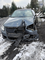  Kierowca porzucił rozbity samochód i uciekł z miejsca zdarzenia