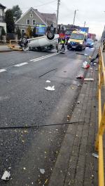 Dachowanie w Źlinicach. Droga krajowa nr 45 zablokowana (Aktualizacja)