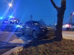 Lexus rozbity o drzewo w Opolu. Kierowca miał ponad 2 promile alkoholu