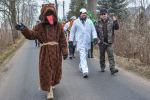 Niedźwiedź znów zatańczył w Chróścinie. Barwny korowód przeszedł przez wieś