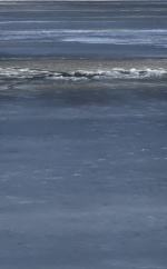 Wędkował na kruszejącym lodzie stawu, a nastolatek mu się przyglądał