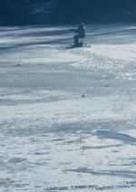 Wędkował na kruszejącym lodzie stawu, a nastolatek mu się przyglądał