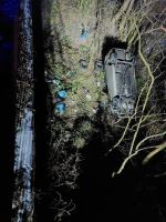 Dużo szczęścia kierowcy. Toyota uderzyła w bariery i wpadła do wąwozu