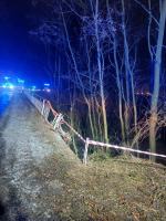 Dużo szczęścia kierowcy. Toyota uderzyła w bariery i wpadła do wąwozu