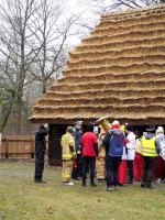 Wodzenie Bera w Muzeum Wsi Opolskiej. Tradycyjny mięsopust przyciągnął uczestników