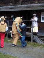 Wodzenie Bera w Muzeum Wsi Opolskiej. Tradycyjny mięsopust przyciągnął uczestników