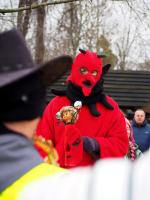 Wodzenie Bera w Muzeum Wsi Opolskiej. Tradycyjny mięsopust przyciągnął uczestników