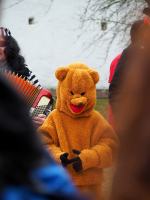 Wodzenie Bera w Muzeum Wsi Opolskiej. Tradycyjny mięsopust przyciągnął uczestników