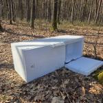 Las to nie składowisko AGD. Lodówka porzucona przy drodze