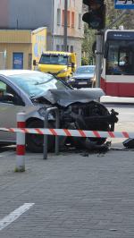 Zderzenie dwóch pojazdów na ul. Katowickiej w Opolu. Zablokowana Katowicka 