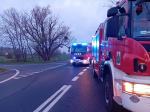 Poranne zdarzenie na DK 88. Samochód uderzył w drzewo, dwie osoby trafiły do szpitala
