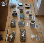 Poszukiwany listami gończymi zatrzymany w Opolu. W mieszkaniu miał narkotyki