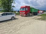Ładunek ciężarówki spadł na rowerzystkę i samochód osobowy