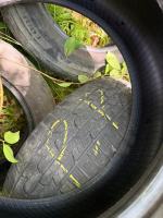 Porzucone opony w lesie koło Lipowej. Leśnicy proszą o pomoc