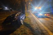 Samochód uderzył w drzewo na Strzeleckiej. Jedna osoba w szpitalu - 20251116150151_img-20251116-wa0046_1.jpg