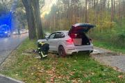 Wypadek w Masowie. Samochód uderzył w drzewo, kobieta i dziecko trafili do szpitala