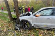 Wypadek w Masowie. Samochód uderzył w drzewo, kobieta i dziecko trafili do szpitala