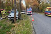 Wypadek w Masowie. Samochód uderzył w drzewo, kobieta i dziecko trafili do szpitala
