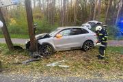 Wypadek w Masowie. Samochód uderzył w drzewo, kobieta i dziecko trafili do szpitala