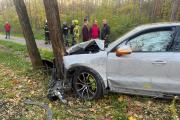 Wypadek w Masowie. Samochód uderzył w drzewo, kobieta i dziecko trafili do szpitala
