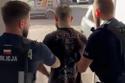 Uciekał przed policjantami, przewożąc w samochodzie narkotyki, kobietę i 14-miesięczne dziecko