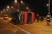 Przewrócona ciężarówka tarasowała autostradę