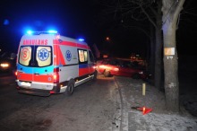 Zasnął za kierownicą i uderzył w drzewo