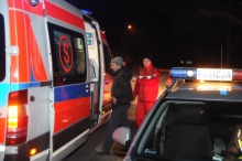 Zasnął za kierownicą i uderzył w drzewo