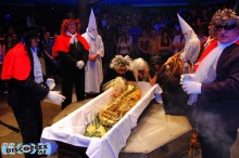 W Pietni pogrzebano basa