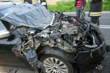 Ford zmiażdżony między dwoma ciężarówkami