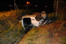 Opel dachował na autostradzie