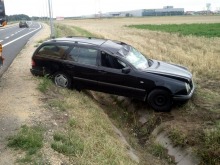 Mercedes dachował na obwodnicy Opola