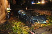 Samochód zatrzymał się na budynku