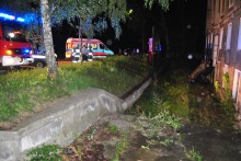 Samochód zatrzymał się na budynku