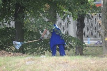 Bezdomni sprzątają Groszowice