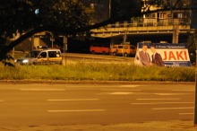 Wyborcza przyczepa zaparkowana na trawniku